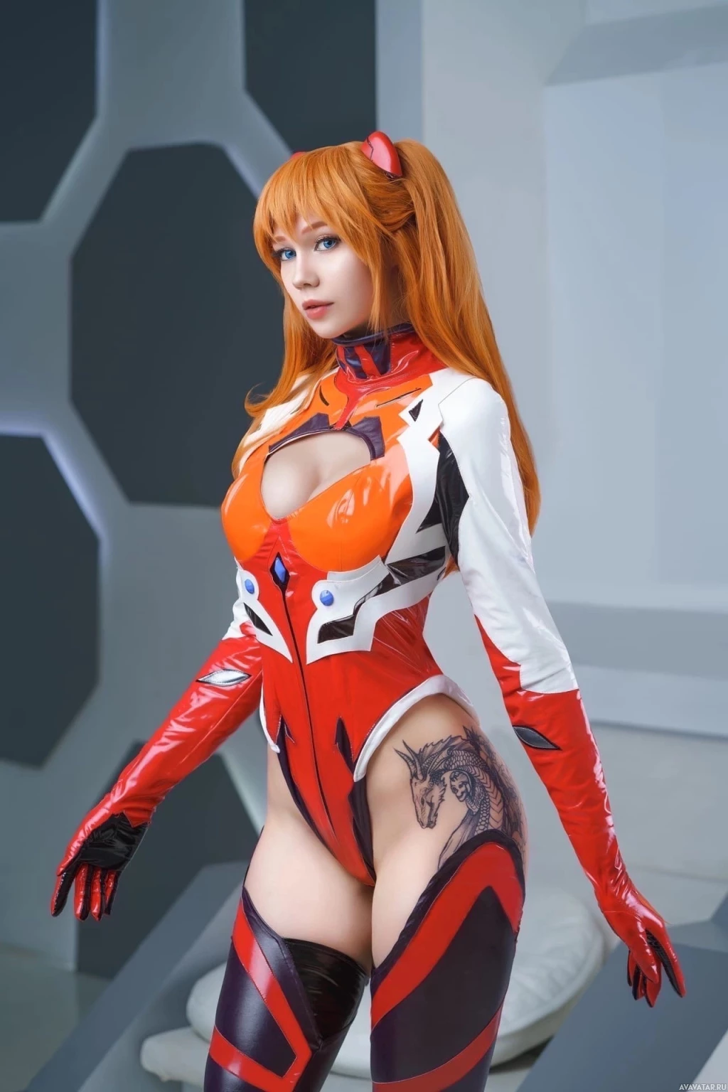 Красный, белый и черный наряд Asuka Langley