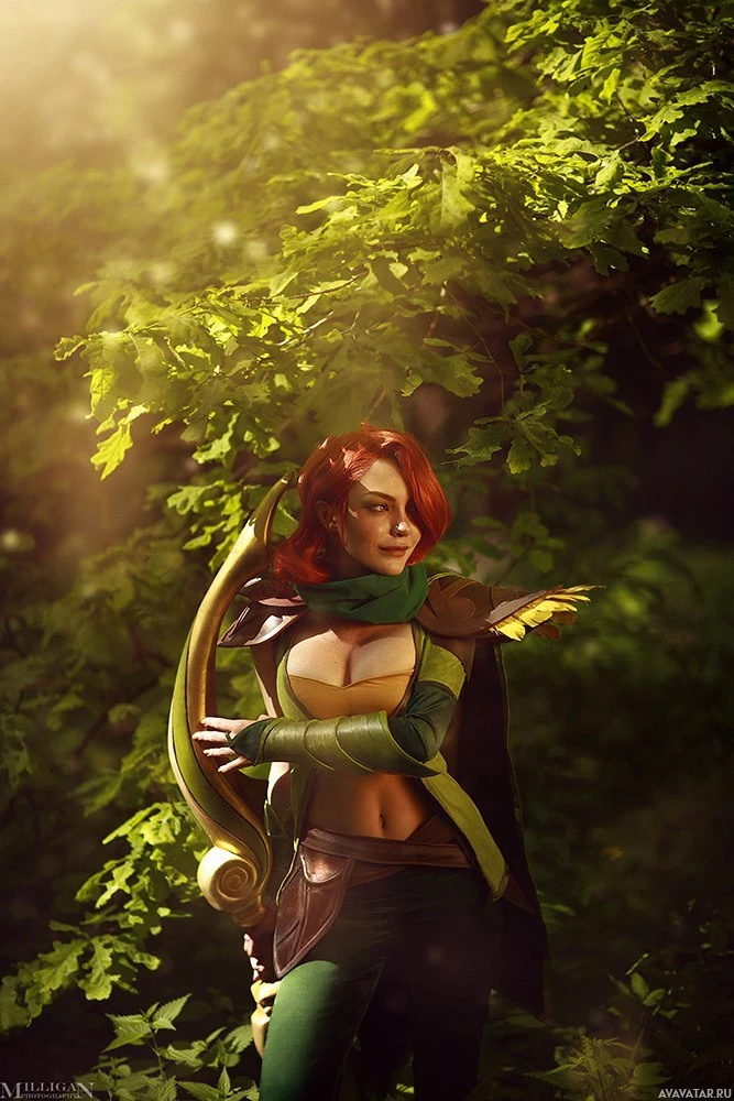 Косплеер в костюме Windranger из Dota 2