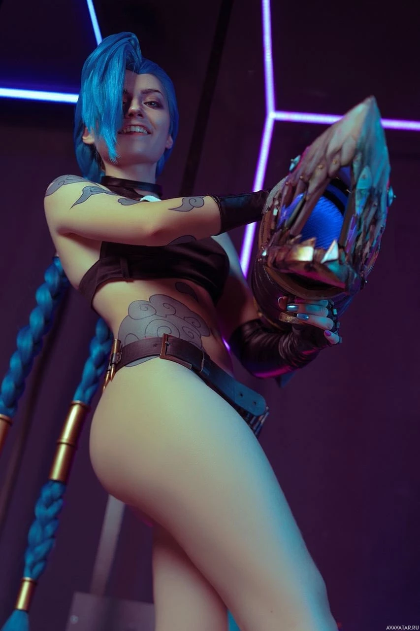 Косплейная модель Jinx из League of Legends