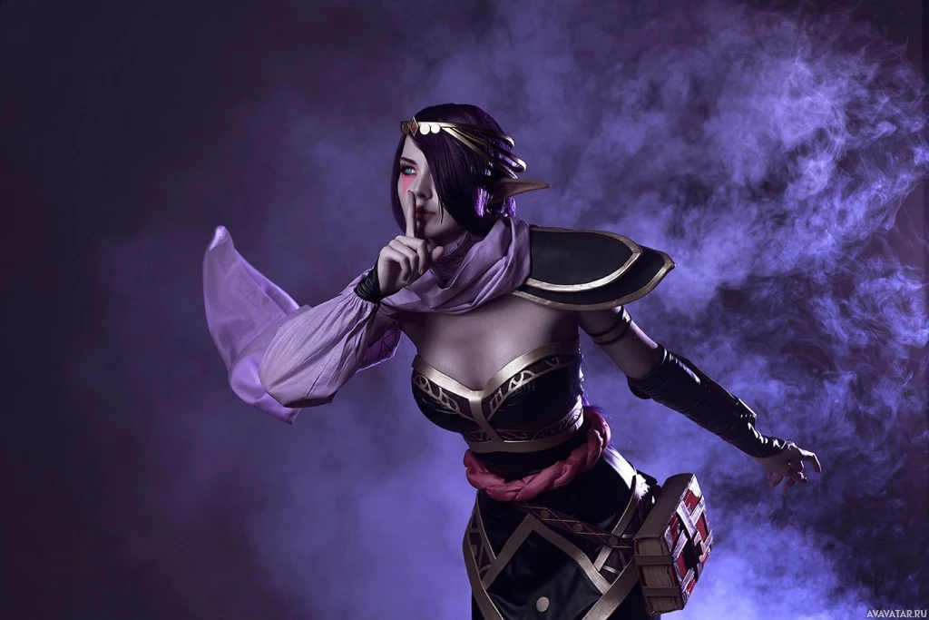 Косплеер воплощает Dota 2's Templar Assassin