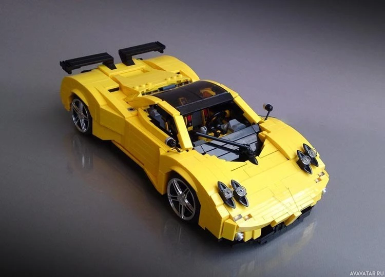 Ярко-желтый гоночный автомобиль LEGO