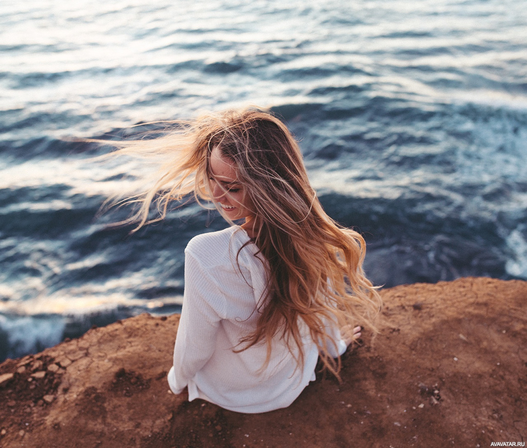 Девушка на море со спины со светлыми волосами фото