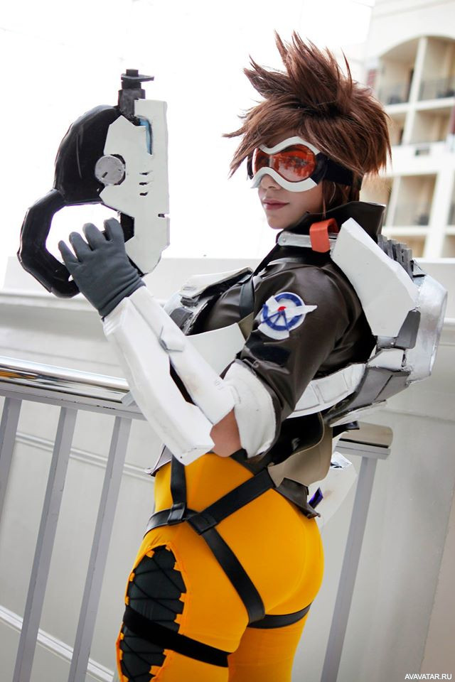 Подражая внешнему виду Tracer, персонажа Overwatch