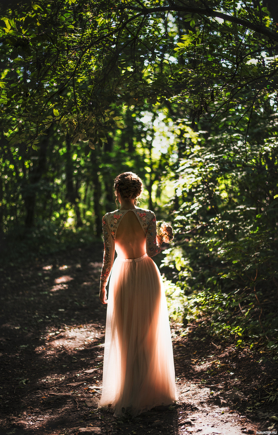 Девушка в платье в лесу