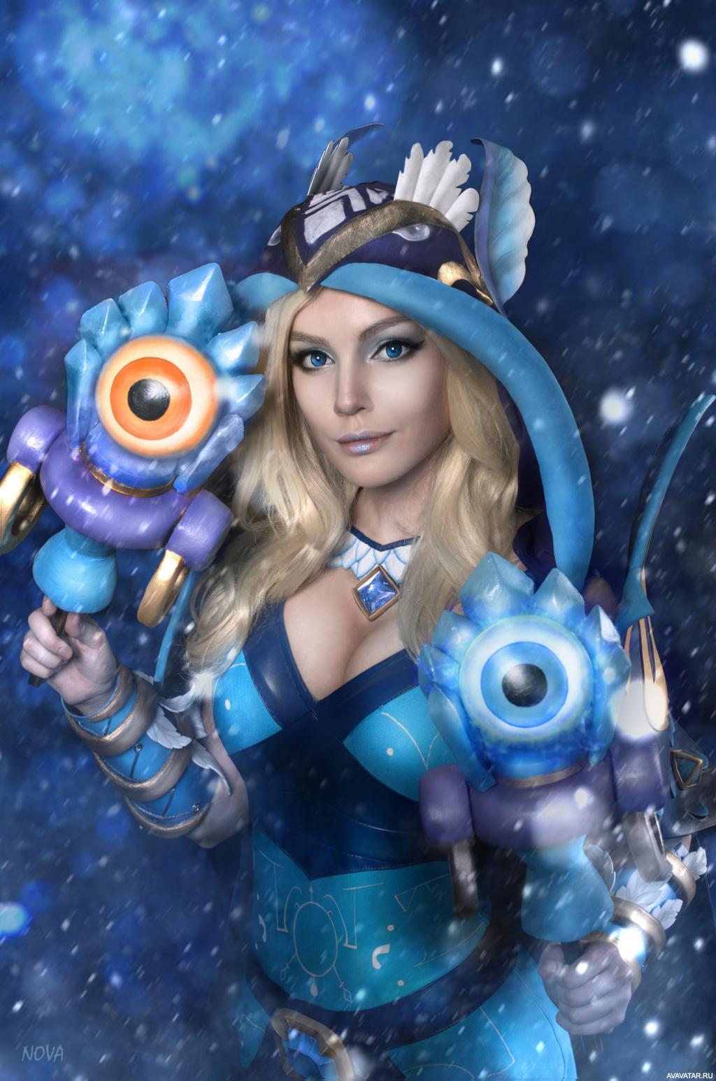 Косплеер в костюме Crystal Maiden